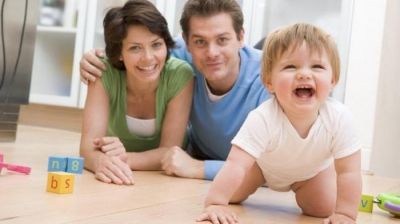 Як розвинути дитини в 1 рік самостійно: ігри, заняття, мультфільми та рекомендації