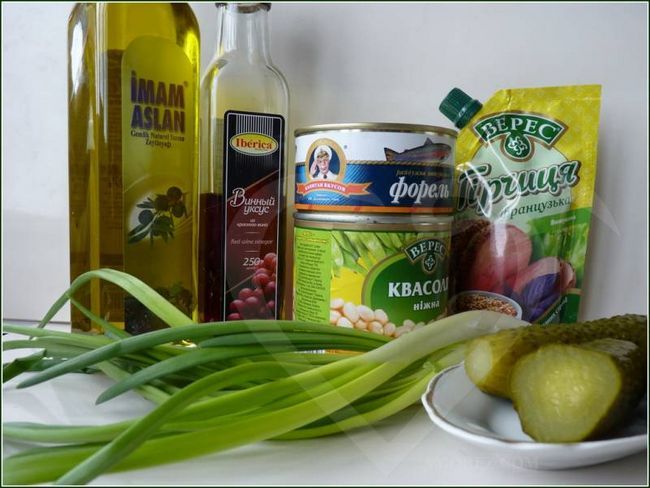 На швидку руку: салат з консервованих продуктів На швидку руку: салат з консервованих продуктів