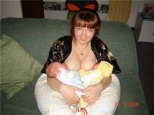 Пози годування грудьми фото