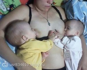 Пози годування грудьми фото