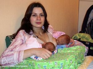 Пози годування грудьми фото