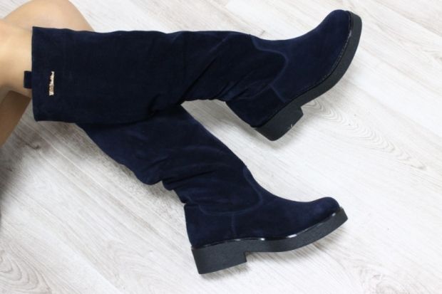 З чим носити сині замшеві чоботи? Поєднання чорного і білого