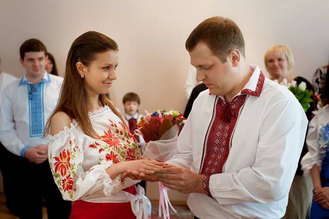 Вишитий рушник - запорука сімейного щастя Вишитий рушник - запорука сімейного щастя